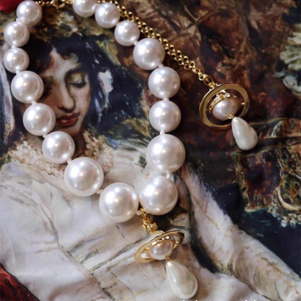 vivienne westwood huge saturn orb pearl choker